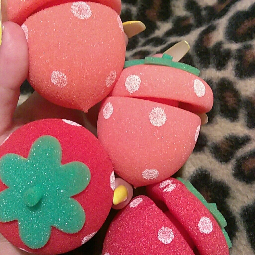 Set of 4 Strawberry sponge hair curlers